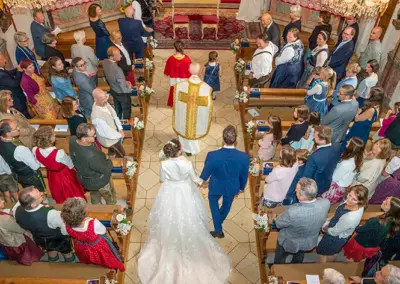Hochzeitsfotograf hält den Einzug in die düsseldorfer Kirche von der Empore aus fest.