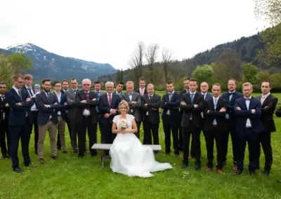 Hochzeitsfoto der Braut mit ihren männlichen Gästen.