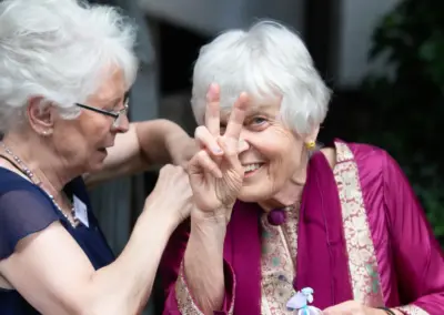 Gästefoto zwei älterer Damen auf Düsseldorfer Hochzeit.