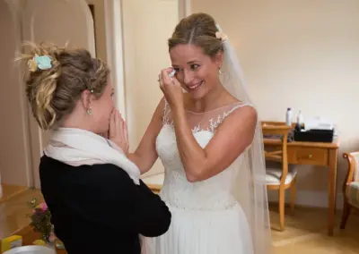 Hochzeitsfotograf hält emotionalen Moment der Braut mit ihrer Schwester fest.