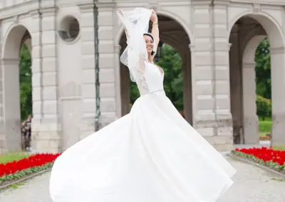 Braut in weißem Kleid freut sich auf ihrem Hochzeitsfoto.