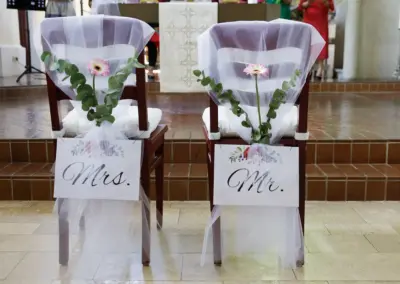 Foto: Traustühle vor dem Altar am Hochzeitstag.