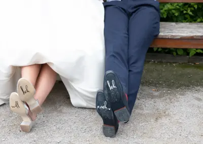 Foto Hochzeitsreportage: Schuhe des Brautpaars.