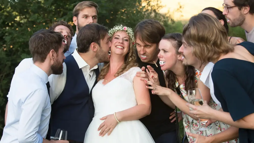 Lustiges Hochzeitsfoto: Braut albert mit Gästen.