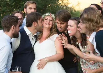 Lustiges Hochzeitsfoto: Braut albert mit Gästen.