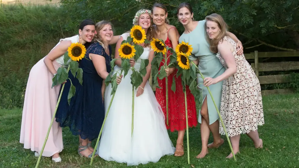 Witziges Hochzeitsfoto: Braut mit ihren weiblichen Gästen.
