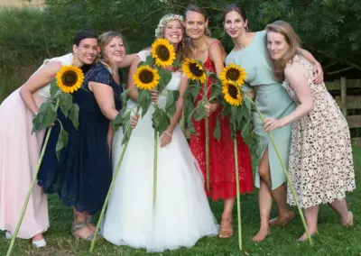 Witziges Hochzeitsfoto: Braut mit ihren weiblichen Gästen.