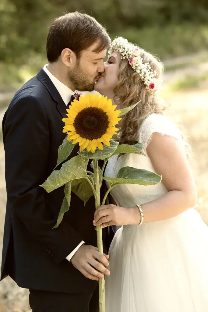 Romantisches Hochzeitsfoto mit Sonnenblume.