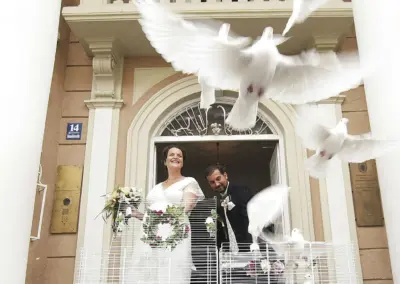 Hochzeitsfoto: Braut lässt am Standesamt Tauben fliegen.