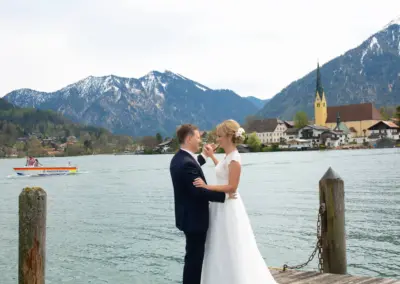 Hochzeitsfotograf hält emotionalen Hochzeitstanz am See fest.